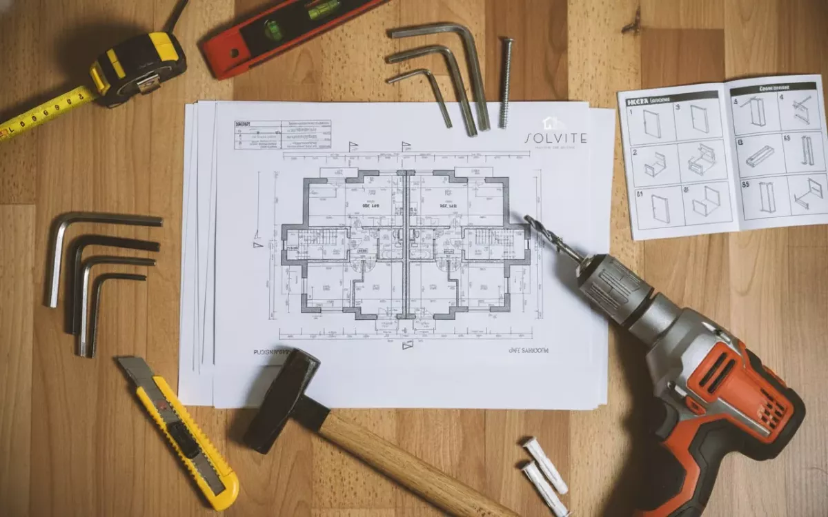Plans d'architecture et outils pour projet d'aménagement intérieur en Valais